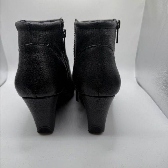 Kenneth Cole Tell Lily Pad Black Ankle Boots - Picture 2 of 4